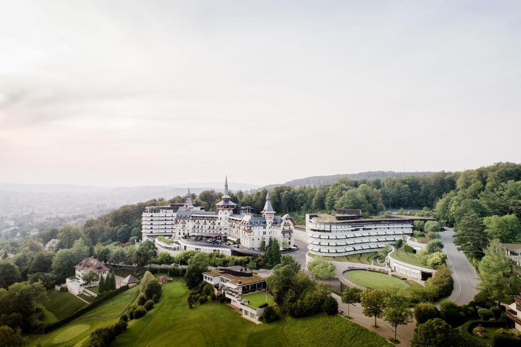 苏黎世The Dolder Grand - City and Spa Resort Zurich的山丘上一座大建筑的空中景观