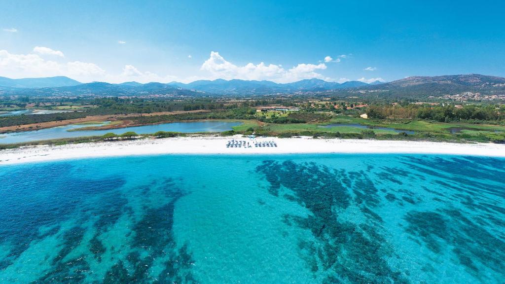 布多尼Amareclub Janna e Sole Resort的享有蓝色海水海滩的空中景致