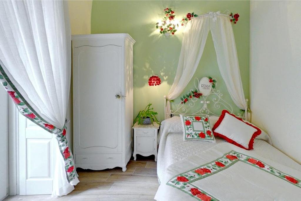 卢切拉罗莎斯特拉旅馆的一间小卧室,配有床和窗户