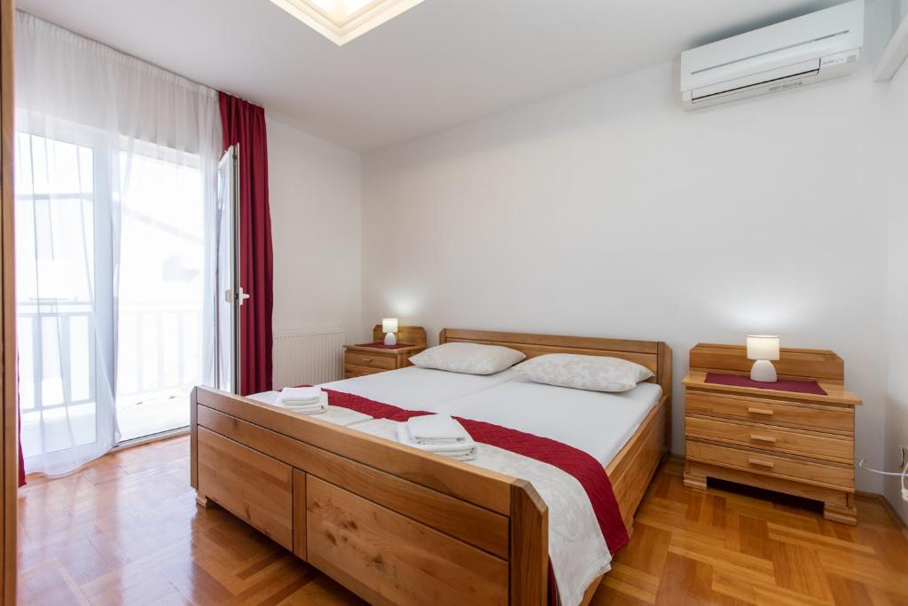 特罗吉尔Hotel Buenavista Beach House Trogir的一间卧室设有一张床和一个大窗户