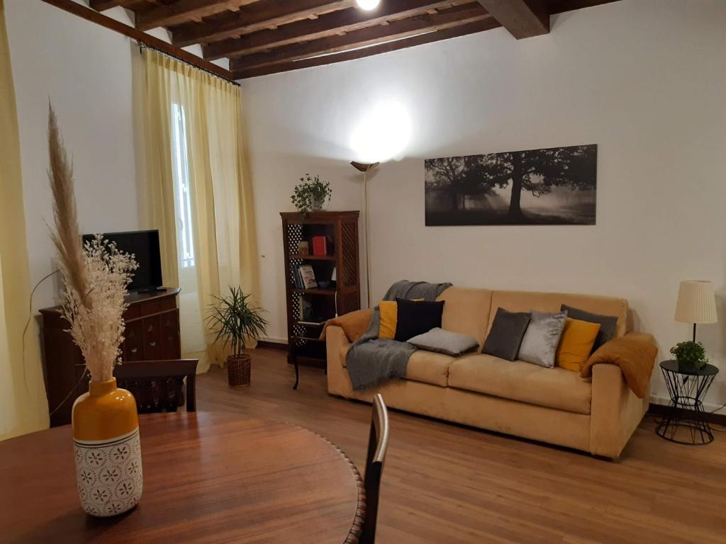 罗马Vicolo Antico Apartment的客厅配有沙发和桌子