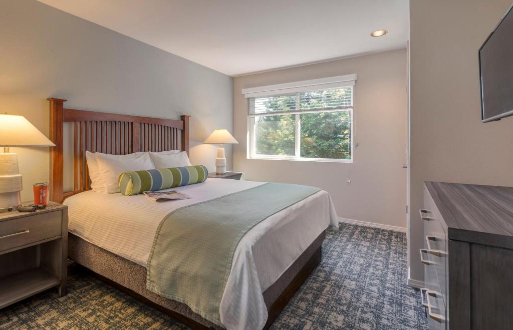 巴斯莱克WorldMark Bass Lake的一间卧室设有一张大床和一个窗户。