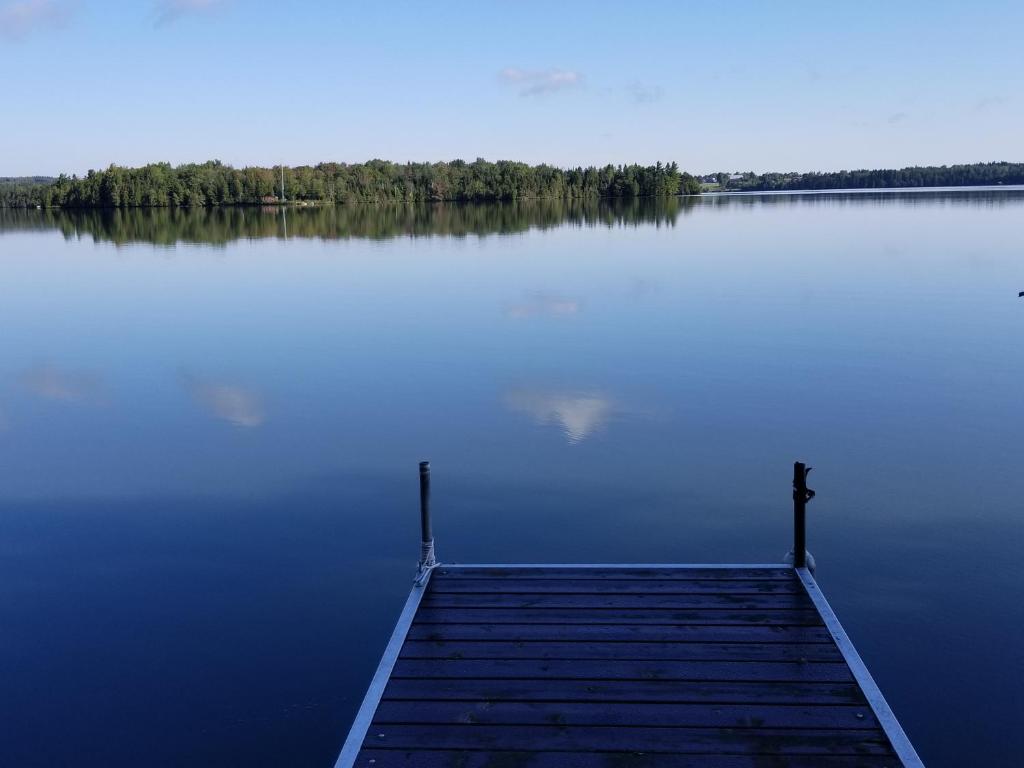 Saint SebastienLa Parade du Huard - Lac et Spa的大型湖泊中间的码头