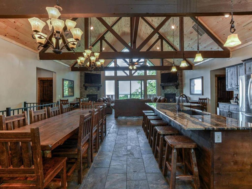 布兰森Lodge 68的大型用餐室设有大型木桌和长凳