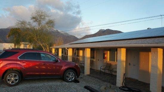 博雷戈斯普林斯Borrego Springs Motel的停在大楼前的红色汽车