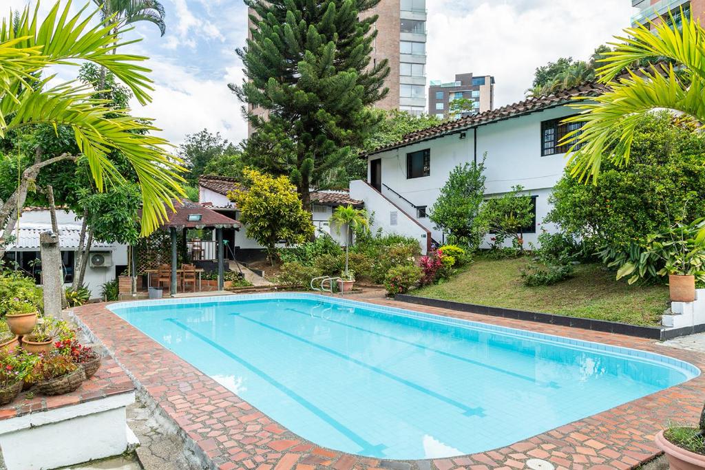 麦德林Ayenda 1257 Premium Real的房屋前的游泳池