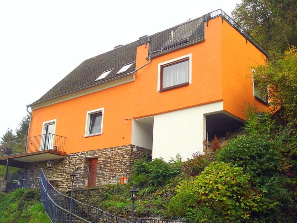 巴哈拉赫Ferienwohnung Rheinblick Bacharach am Rhein的山坡上的橙色和白色房子