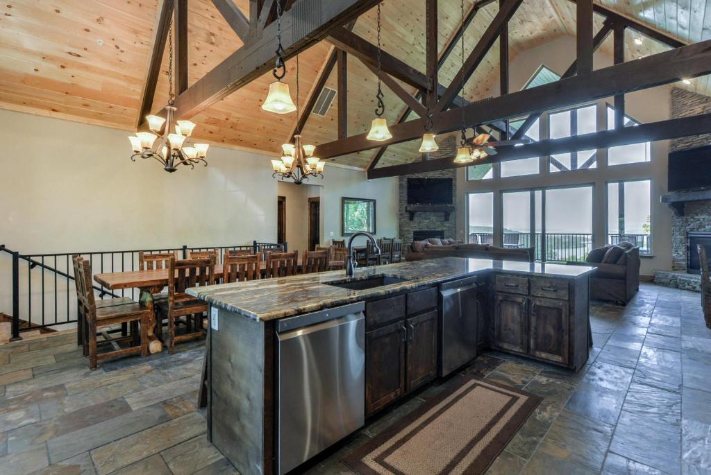 布兰森Lodge 73的开放式厨房和用餐室设有木制天花板。