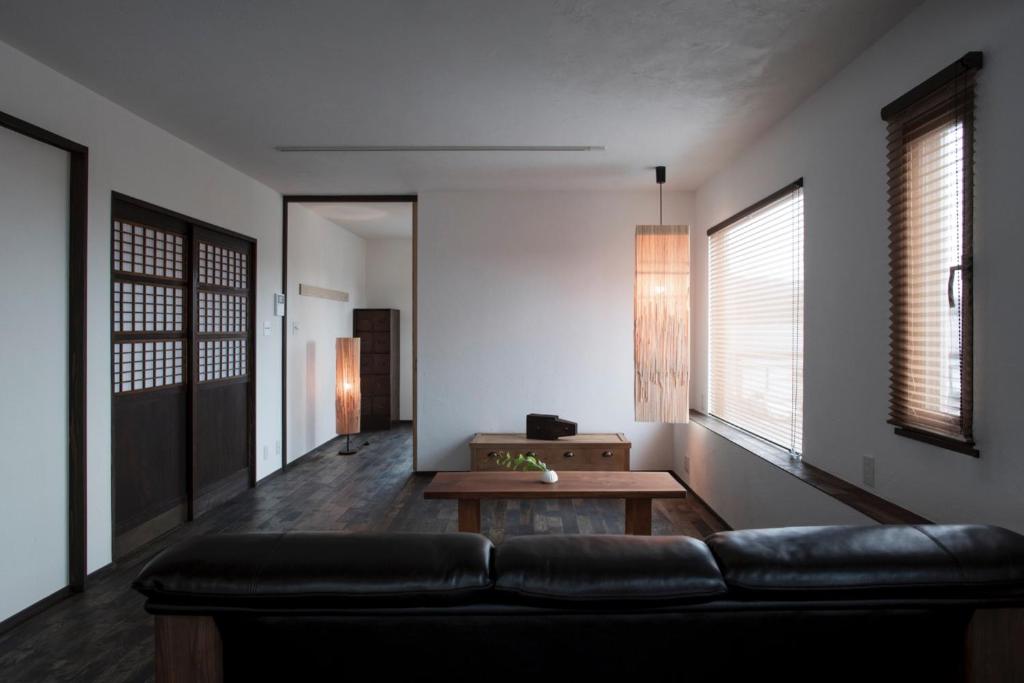 日光Nikko, Matsubara no Yado - Vacation STAY 31914v的客厅配有沙发和桌子
