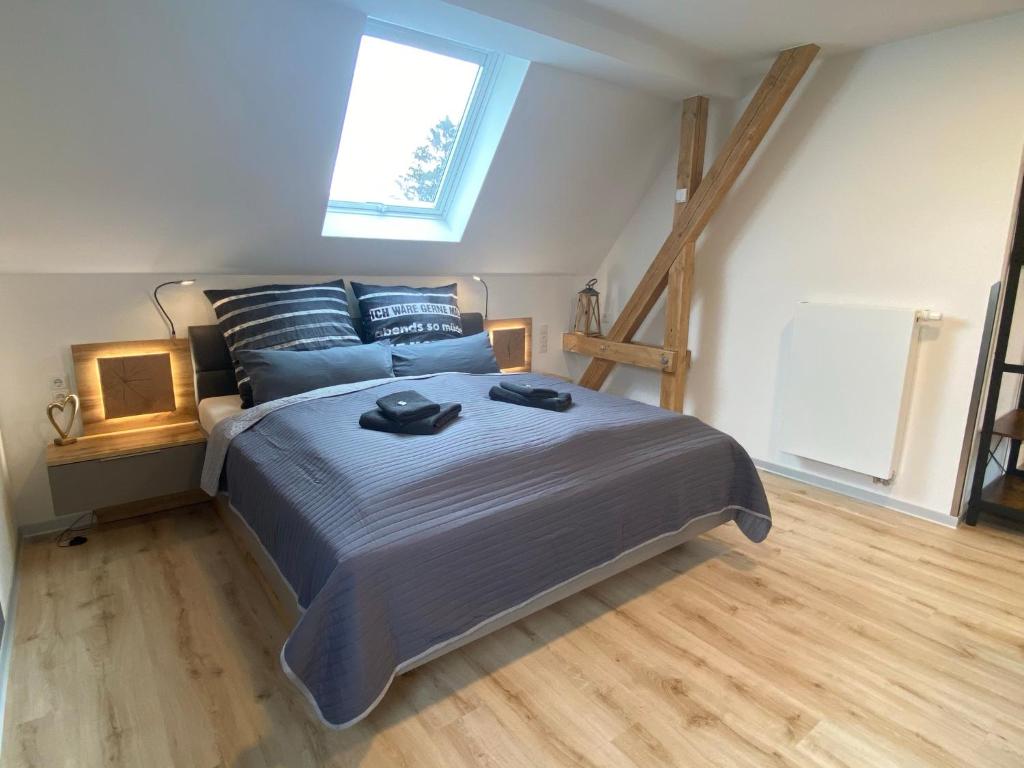 开姆尼茨my inn的一间卧室配有一张带蓝色床单的床和一扇窗户。