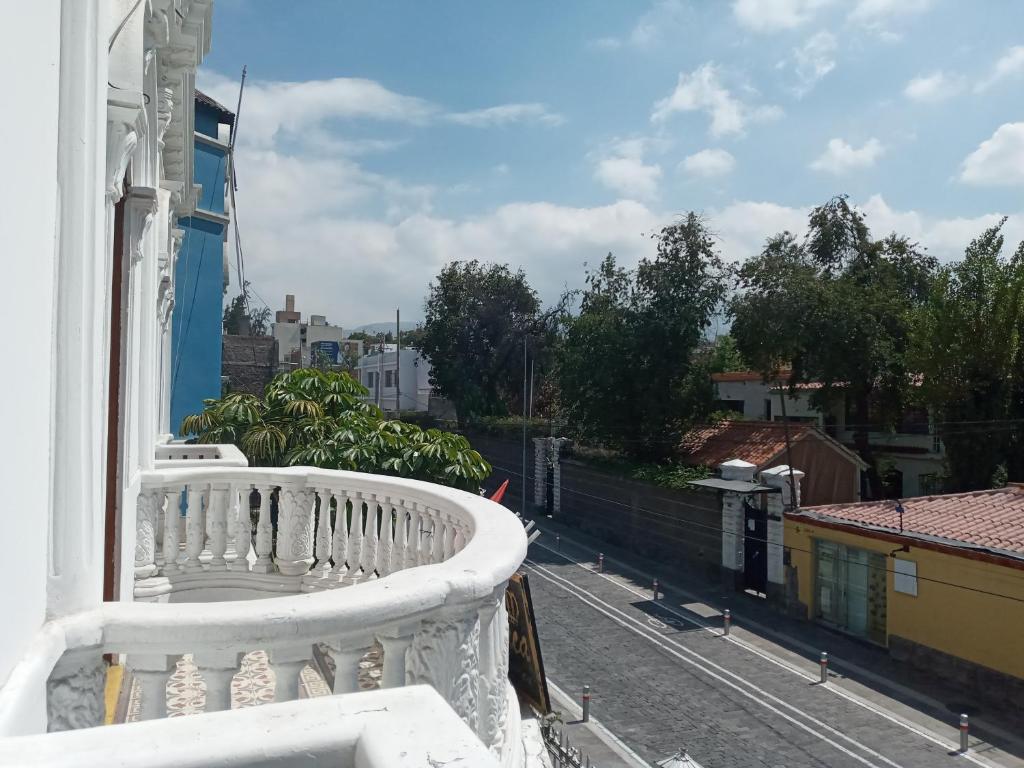阿雷基帕El MONARCA AREQUIPA的市景白色阳台