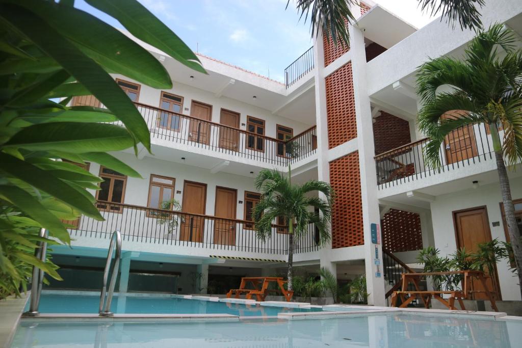 日惹Liberta Malioboro的大楼前设有游泳池的酒店