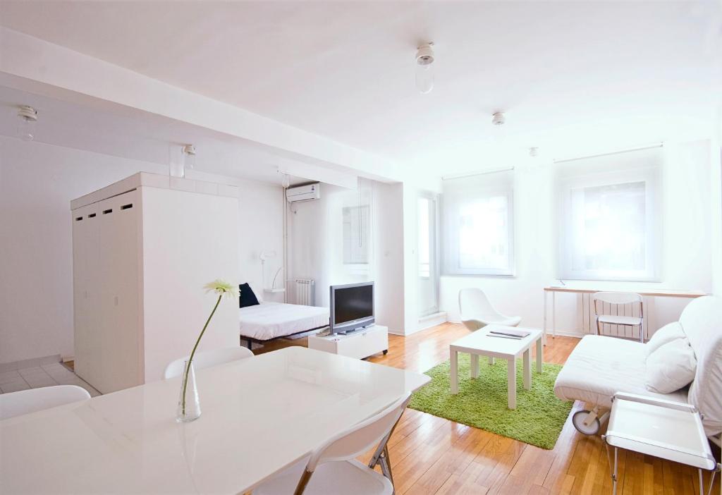 贝尔格莱德缪阿丽娜公寓的白色的客厅配有白色的桌子和沙发