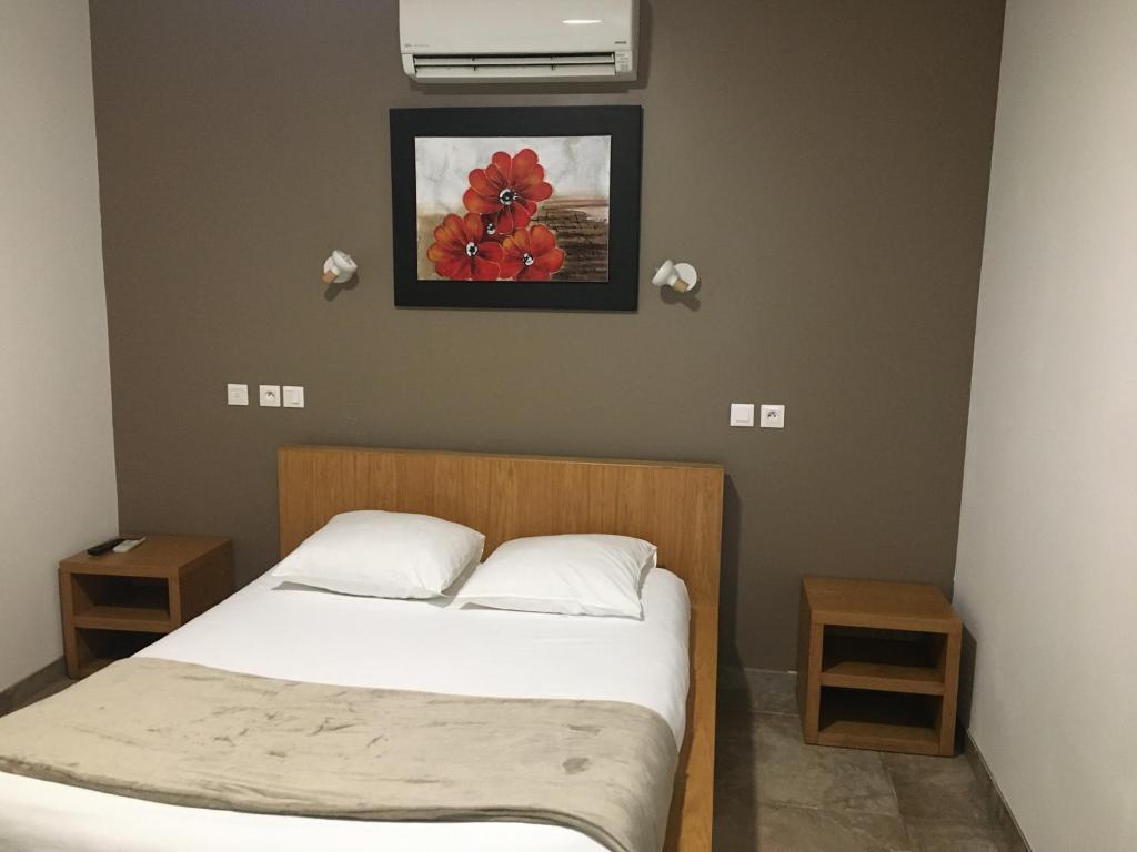 蒙德马桑德拉格尔酒店的卧室配有一张床,墙上挂着一幅画