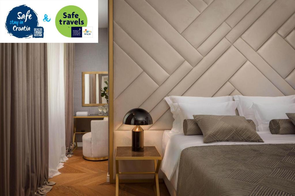 斯普利特Five Elements Luxury Rooms的卧室配有白色的床和木制床头板