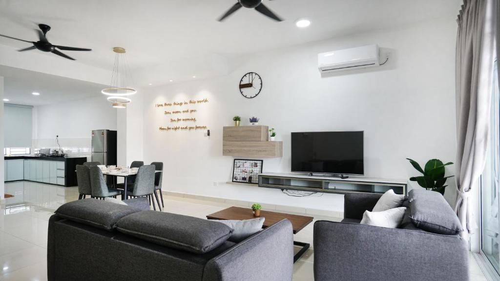 迪沙鲁Desaru Home Feel Theme by Joyfully 13M1的客厅配有两张沙发和一台电视机