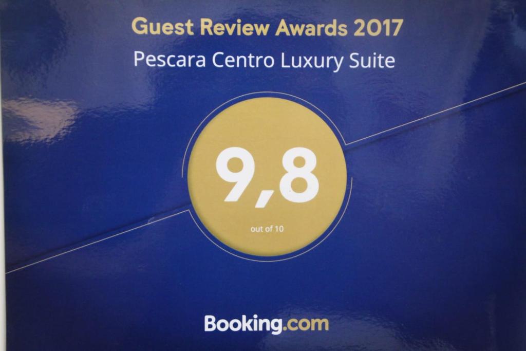 佩斯卡拉B&B Pescara Centro Luxury Suite的标牌显示客人评奖的Porsche centreuana豪华套房