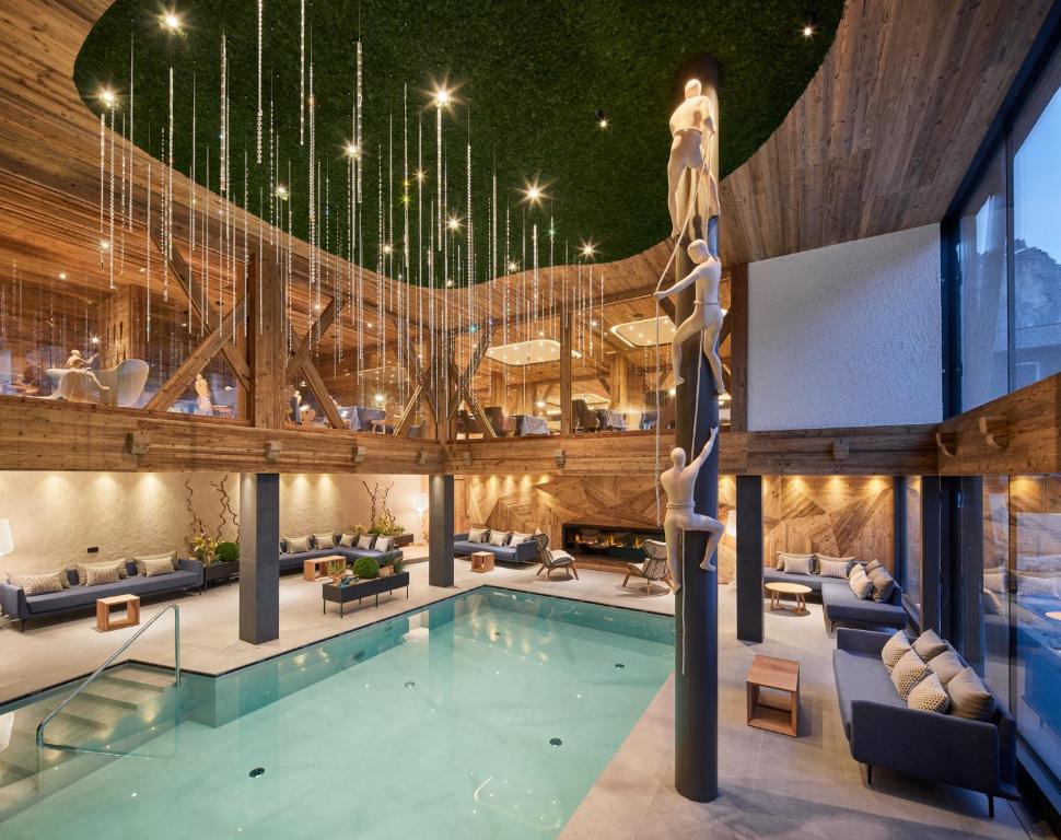 科瓦拉因巴迪亚马尔莫拉达酒店的酒店大堂的游泳池,设有大型天花板