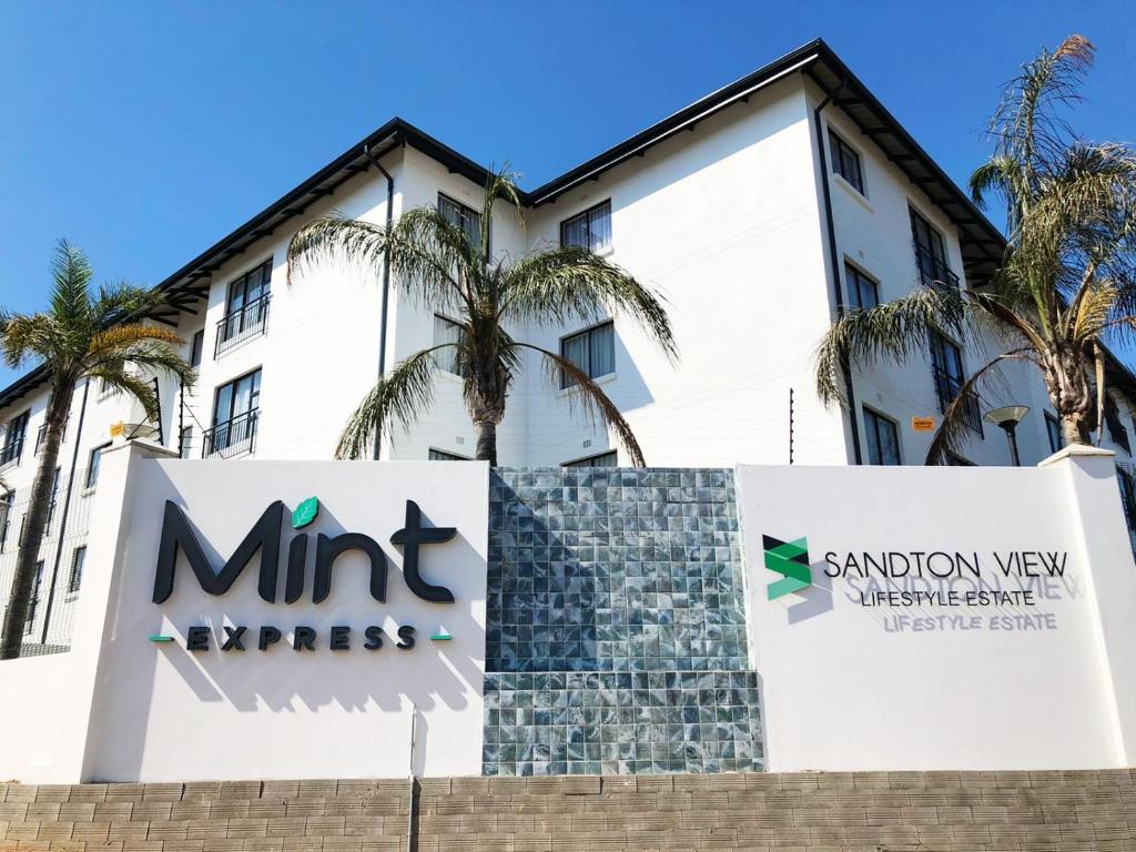 约翰内斯堡MINT Express Sandton View的一座棕榈树建筑