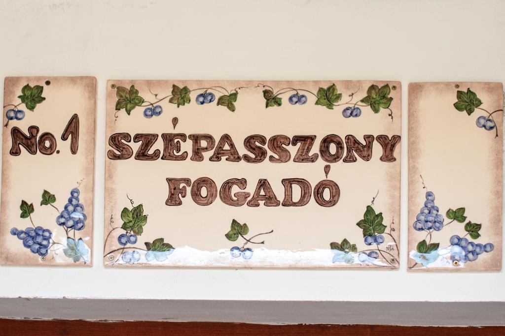埃格尔Szépasszony Fogadó的上面有蓝莓的蛋糕