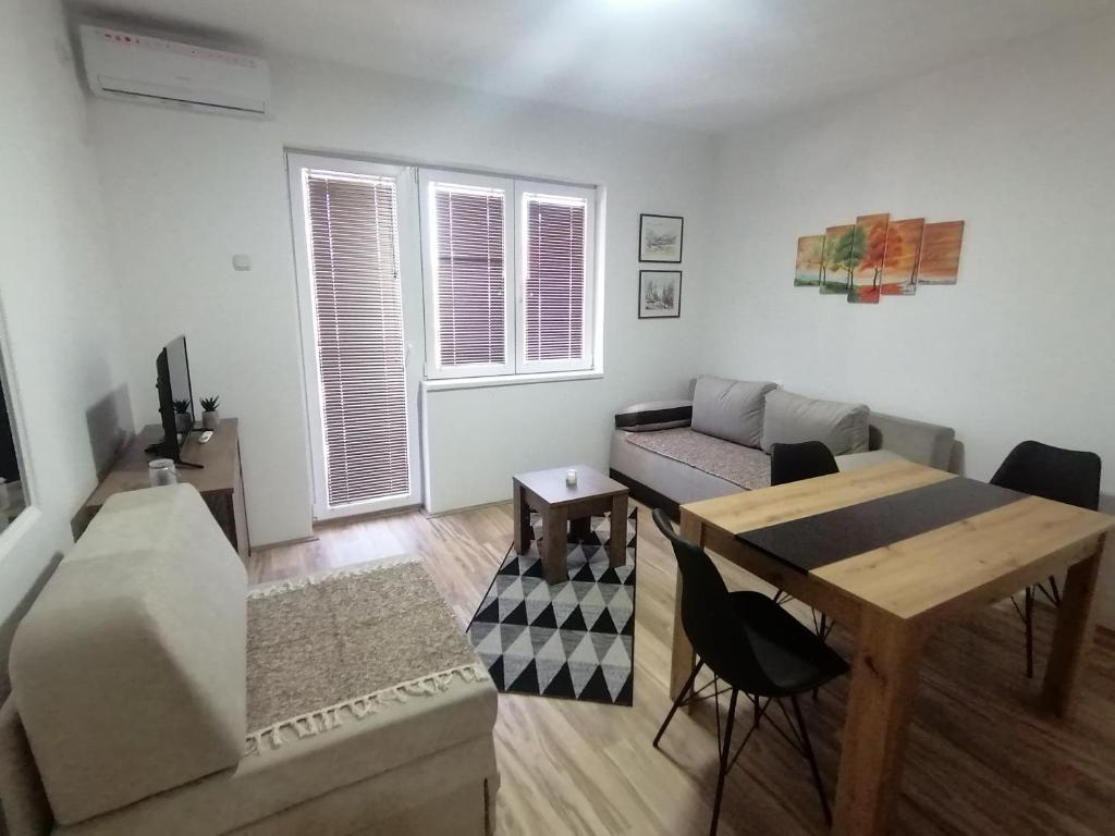 索科矿泉村Apartman Marko的客厅配有桌子和沙发