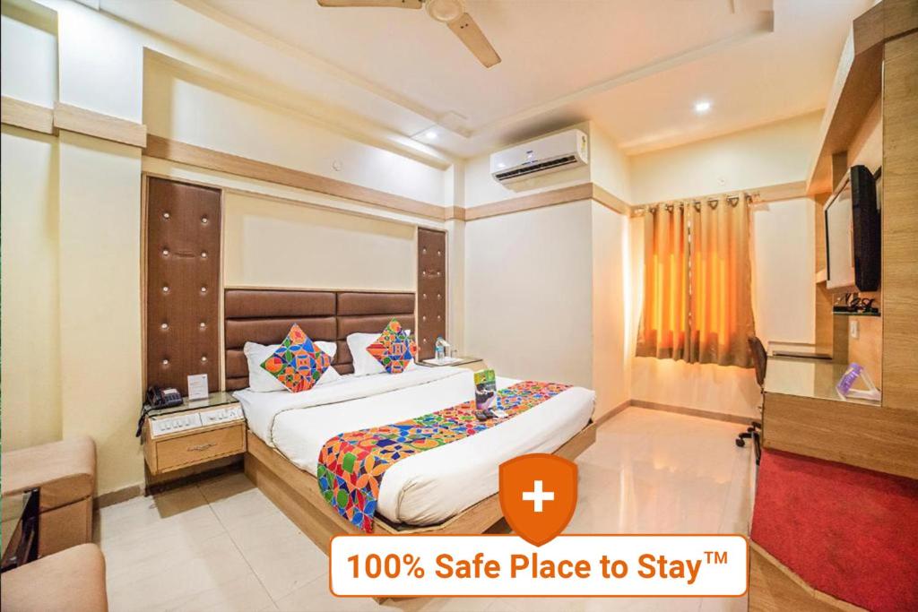 印多尔FabHotel Santoor Geeta Bhawan Square的酒店客房 - 带一张床和安全的住宿空间