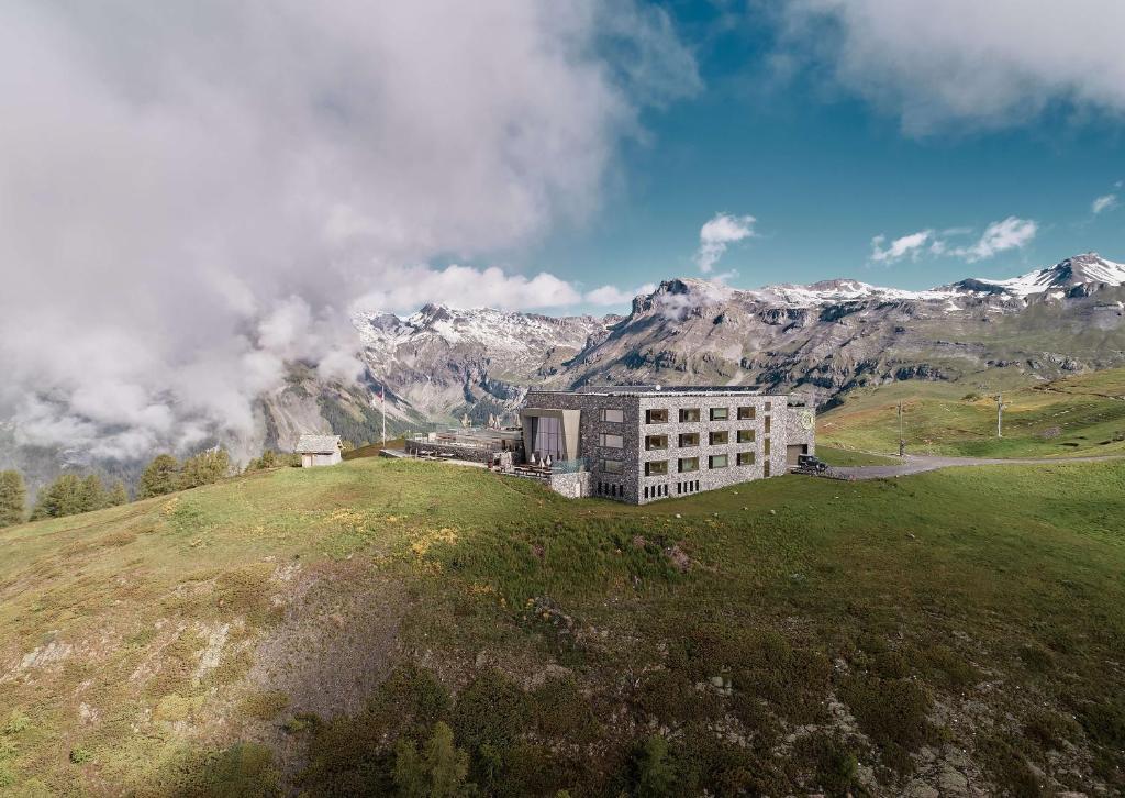 克莱恩 蒙塔纳chetzeron的山丘上的建筑,背景是山脉