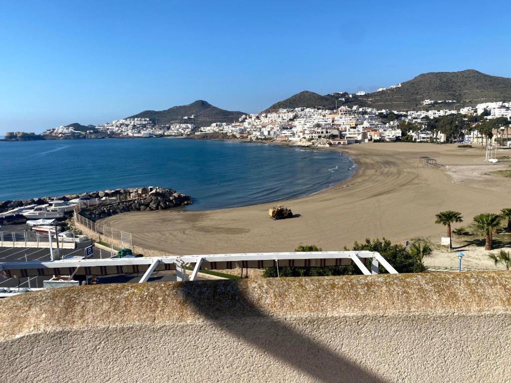 圣何塞Apartamentos El Puerto的享有海滩、建筑和大海的景色