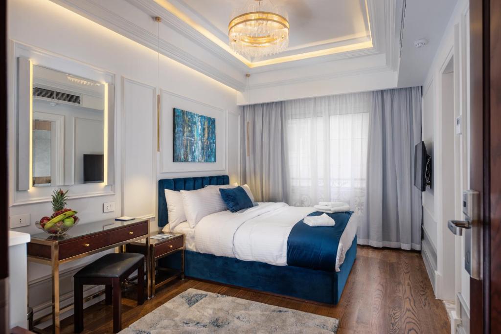 开罗Maran Residence的配有一张床和一张书桌的酒店客房
