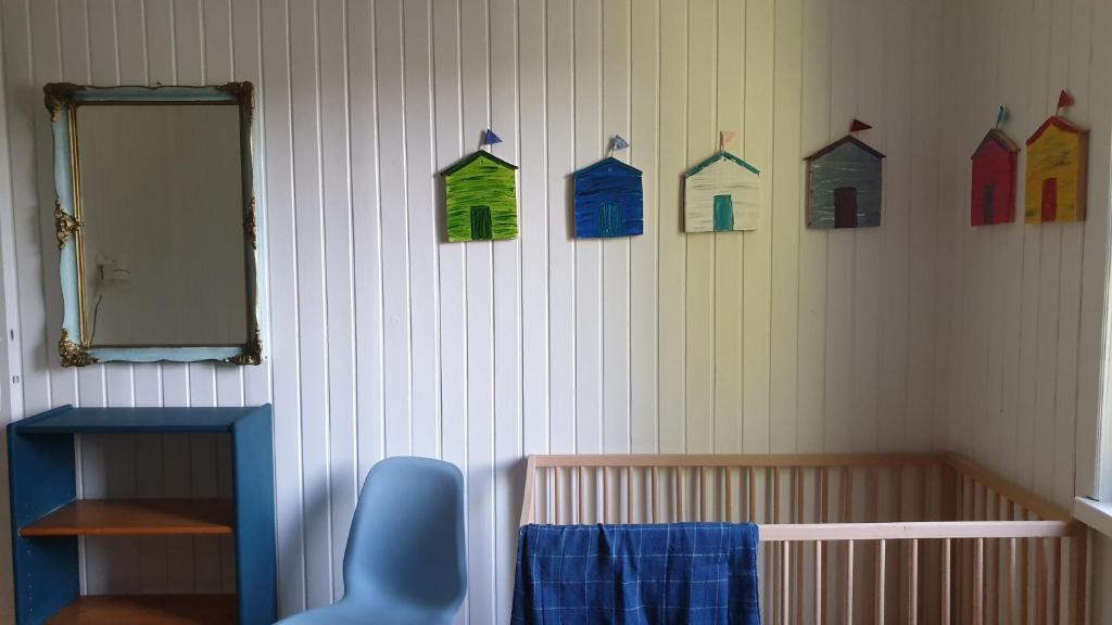 巴拉顿菲兹弗MiLa Home Balaton的一间设有壁挂、婴儿床和镜子的房间