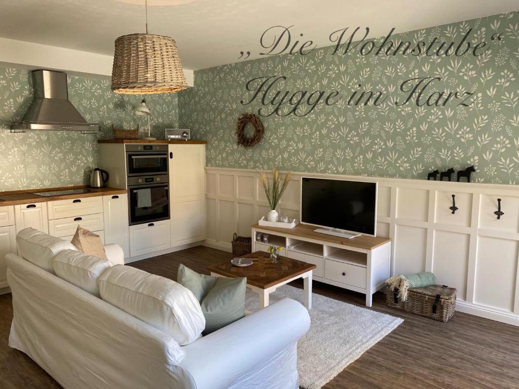 韦尼格罗德"Die Wohnstube"-Hygge im Harz的客厅配有白色沙发和电视