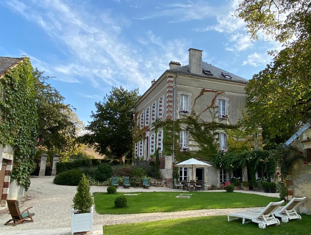TaingyManoir de La Croix Saint Louis "Luxury Guest House"的前面有草坪的大建筑