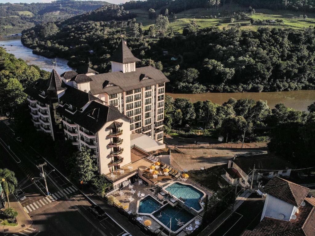 皮拉图巴Hotel Vila Germânica的享有酒店空中美景,设有游泳池