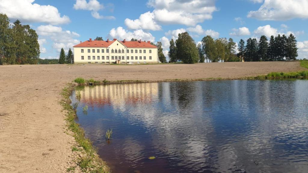 NivalaJokihovi的一座大型白色建筑,毗邻水体