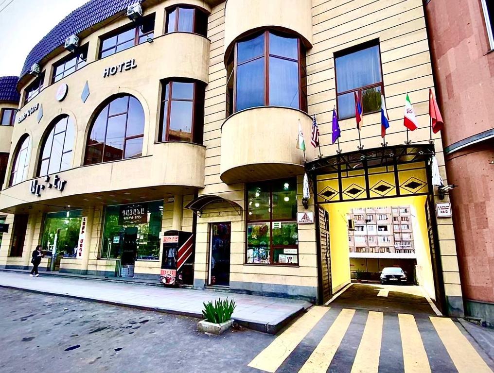 埃里温ALEM Hotel的街道上建筑物前面的商店