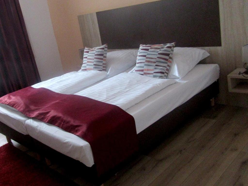 比克堡Jetenburger Hof的一张带两个枕头的大白色床