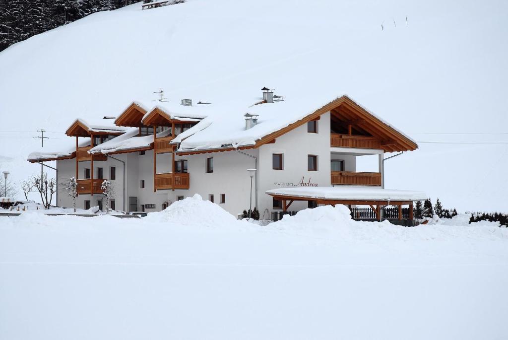 卡迪皮特拉Residence Andrea的前面的雪覆盖的房子