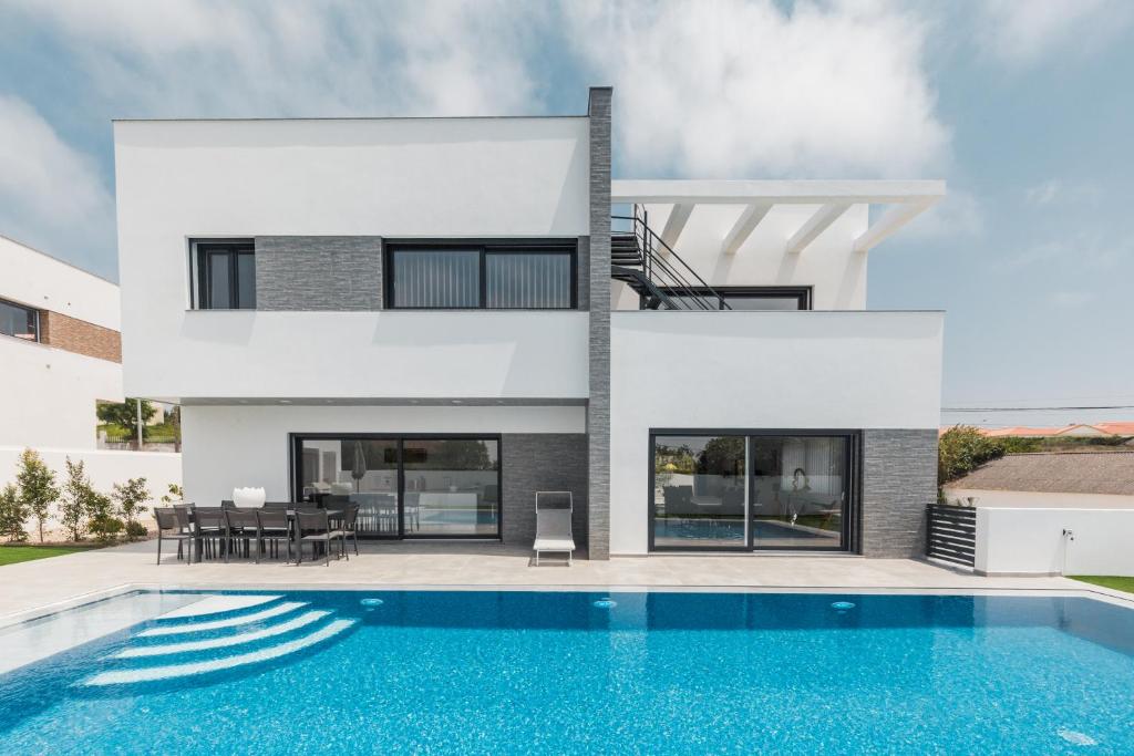 MariquiteiraChill House - Luxury house的一座房子前面设有游泳池