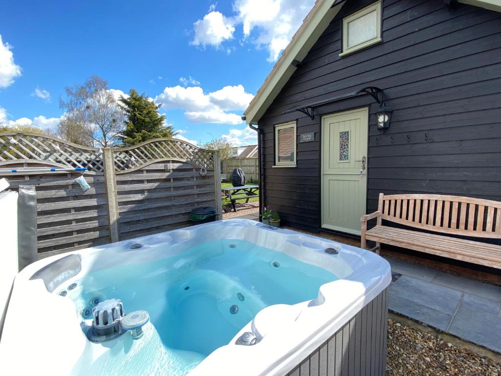 BawdeswellSaving Grace with private hot tub的房屋后院的热水浴池