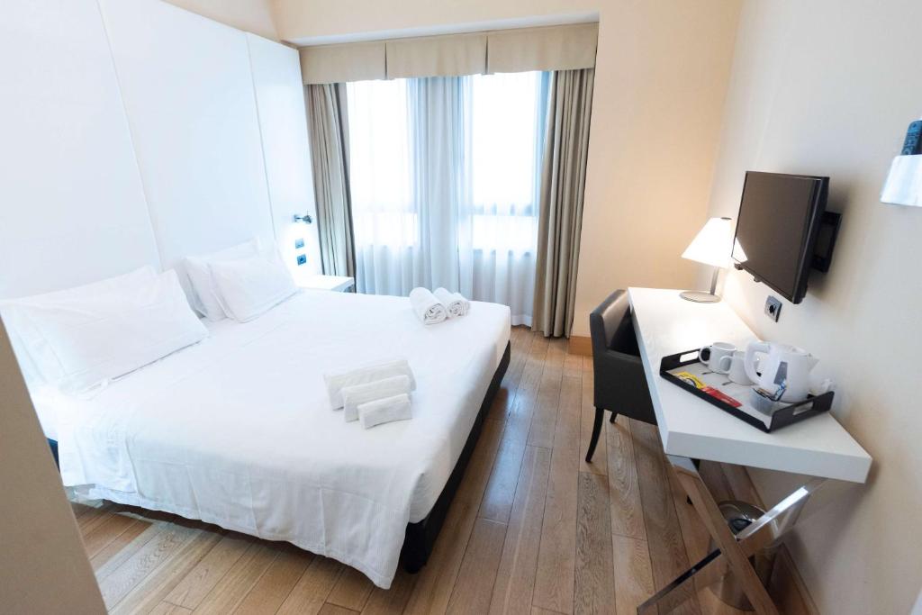 佩鲁贾贝斯特韦斯特昆特洛托利酒店的酒店客房设有一张床和一张带电视的书桌。