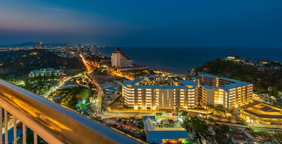 华欣Hua Hin VERANDA BEACHFRONT Living的夜间享有度假村的空中景致