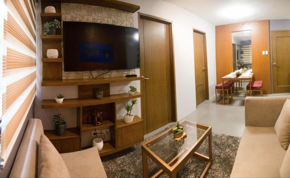 马尼拉2 Bedroom Condo Unit Fully Furnished的客厅配有平面电视和沙发。
