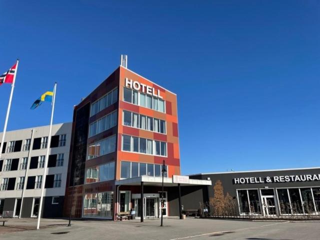 奥尔延Hotell Årjäng的前面有旗帜的酒店大楼