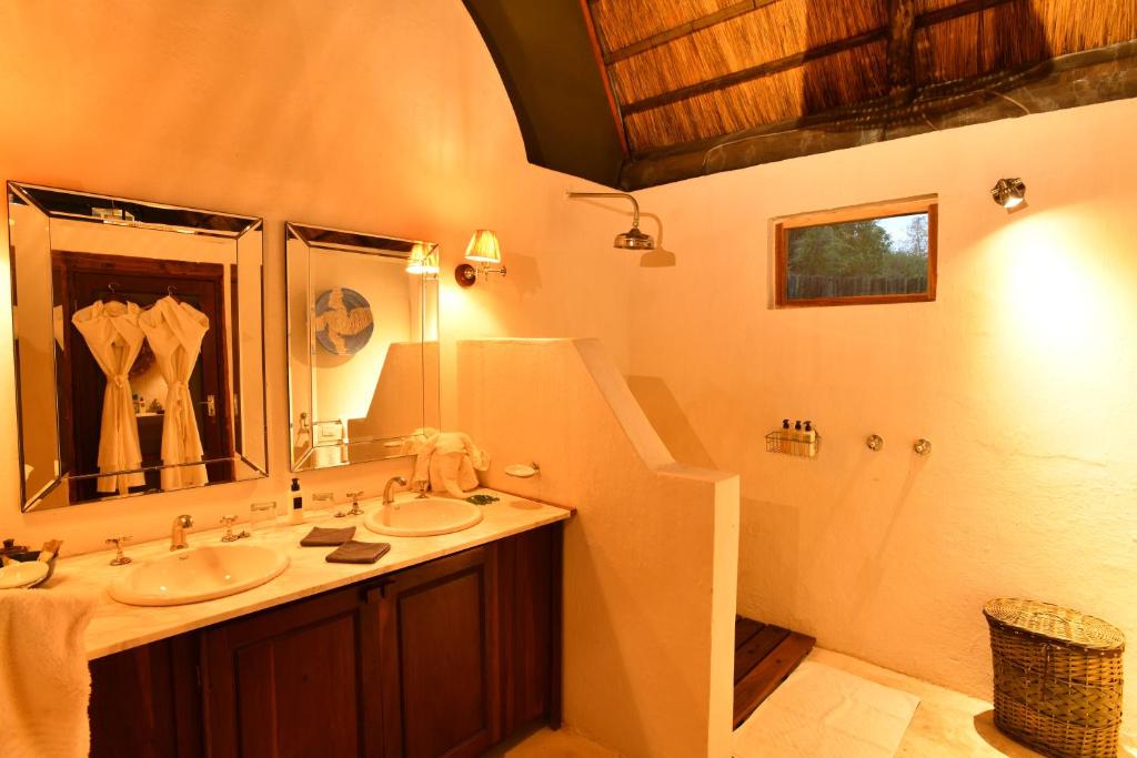 MafutaRoyal Zambezi Lodge的一间带两个盥洗盆和大镜子的浴室