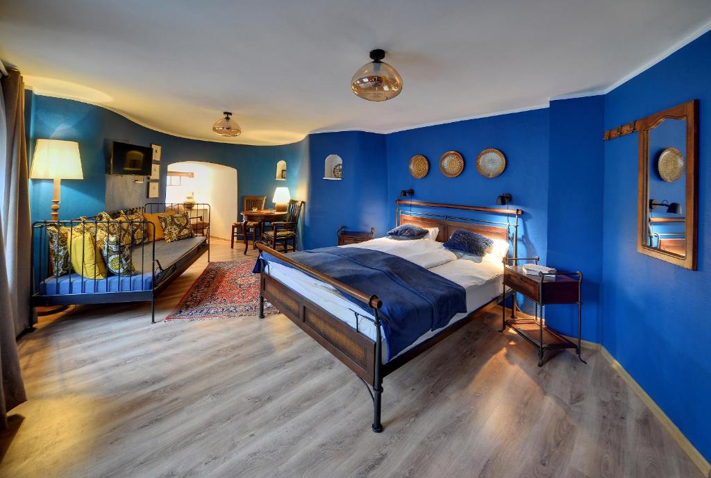 耶莱尼亚古拉Baszta Grodzka的一间拥有蓝色墙壁的卧室和一张位于客房内的床