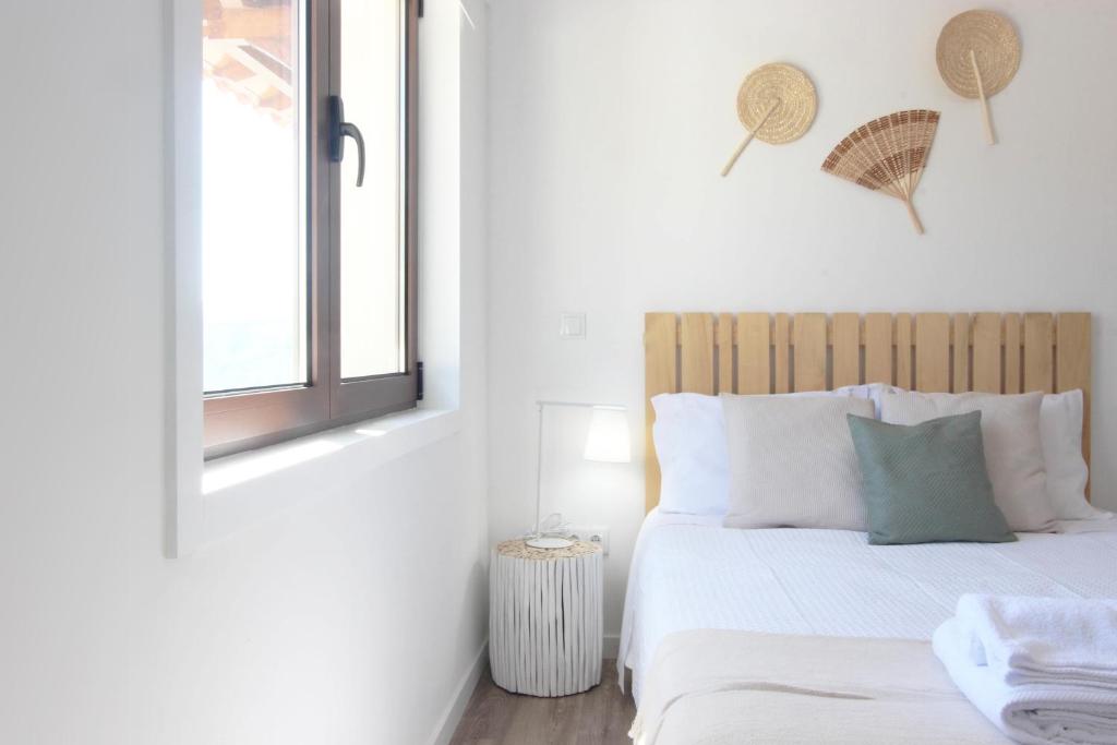 吉尔斯Hostel Retiro do Gerês的一间卧室设有一张床和一个窗口