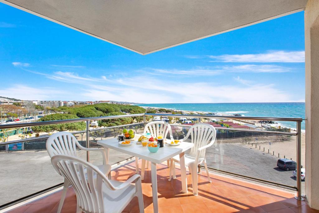 圣苏珊娜Santa Susanna Sunrise Apartment的一个带桌椅的海景阳台