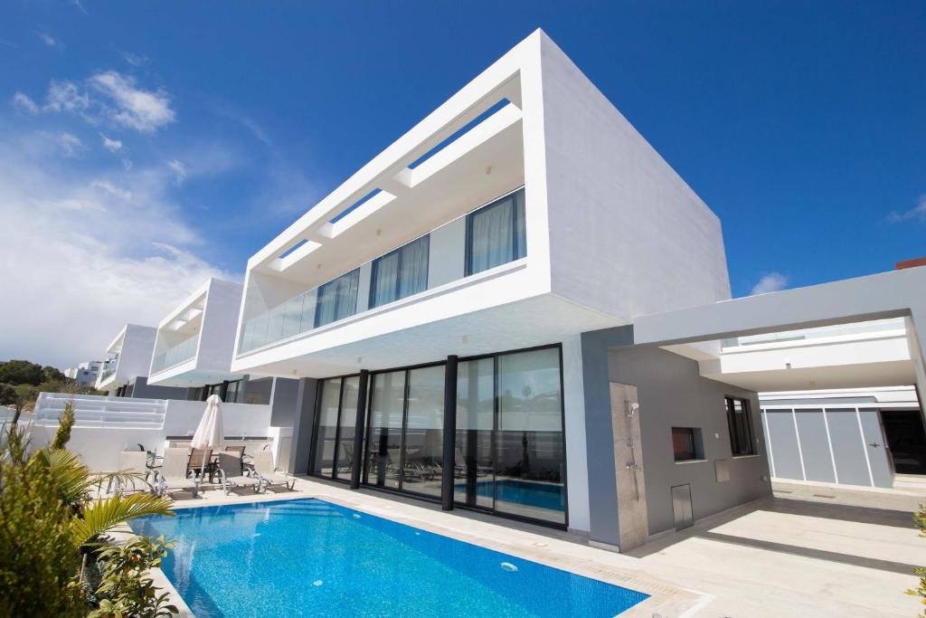普罗塔拉斯Diamond villas的一座带游泳池的大型白色房屋