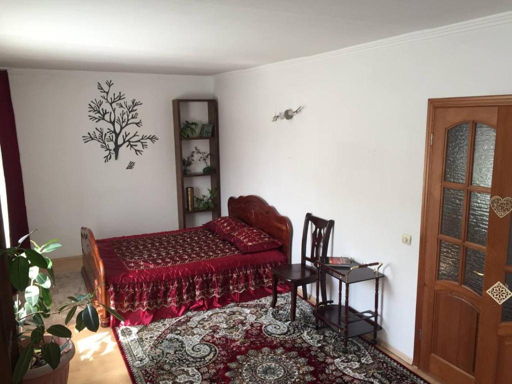 阿拉木图Guest House On Maksimova 9的客厅配有红色的沙发和椅子