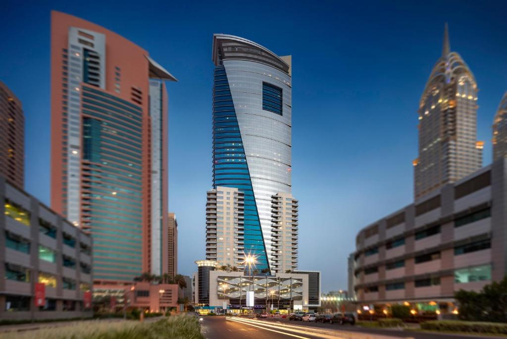 迪拜Staybridge Suites Dubai Internet City, an IHG Hotel的一座高大的建筑